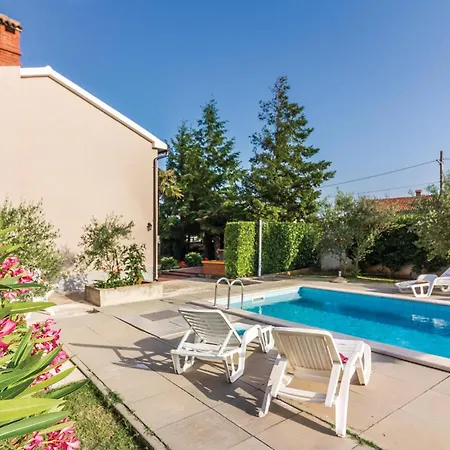 بيت للعطل In With Outdoor Swimming Pool